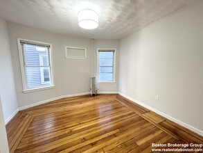 151 E Cottage St, Unit 2 in Boston, MA - Foto de edificio - Building Photo