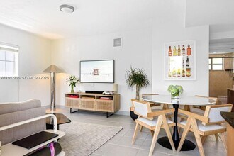 1050 7th St in Miami Beach, FL - Building Photo - Building Photo