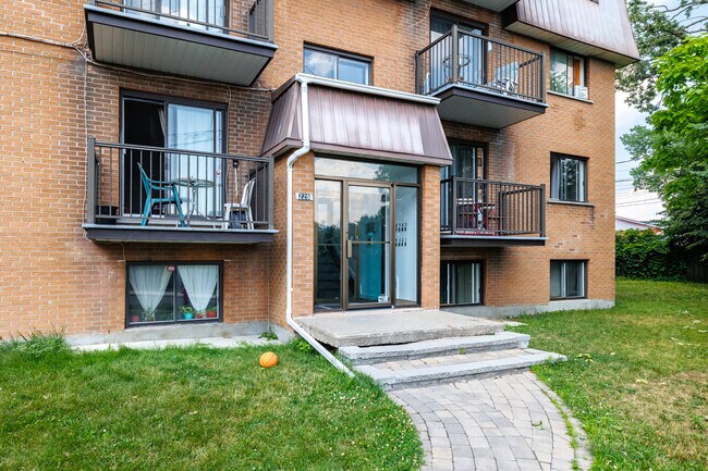 225 82E Av in Laval, QC - Building Photo - Building Photo