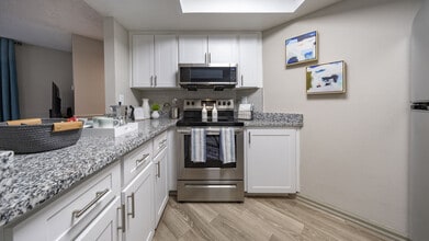 Nova at Trinity in New Port Richey, FL - Foto de edificio - Building Photo