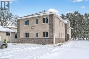 251 Stanley St in Brantford, ON - Building Photo