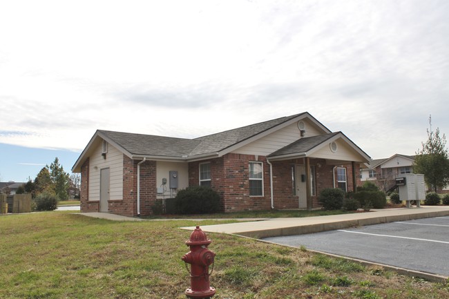 Cuba Place Apartments in Cuba, MO - Building Photo - Building Photo