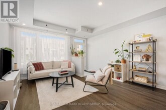 814 Mikinak Rd in Ottawa, ON - Building Photo - Building Photo
