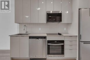 498 Caldari Rd in Vaughan, ON - Building Photo