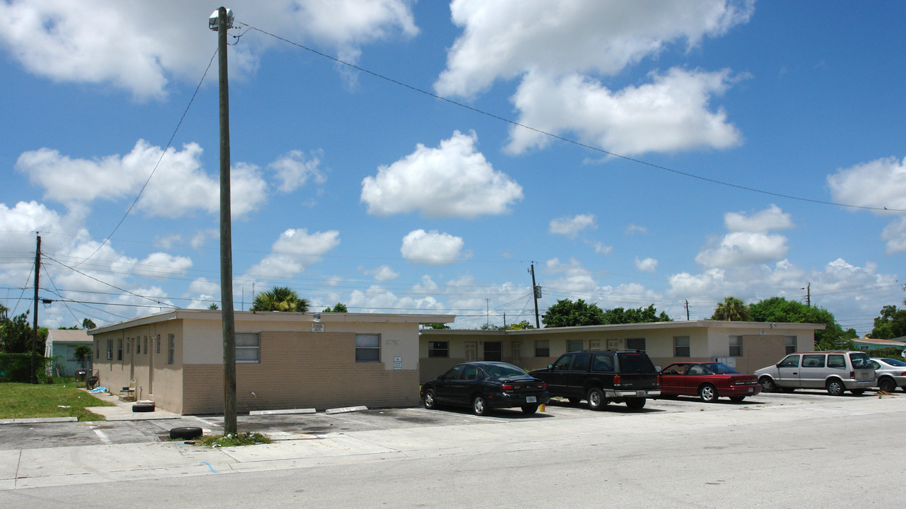 5624 Wiley St in Hollywood, FL - Building Photo