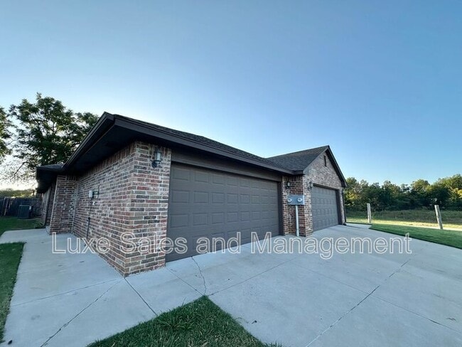 304 Chalk Hill Ct in Edmond, OK - Building Photo - Building Photo