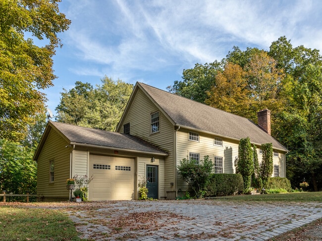 19 Ruffin Rd in Woodbury, CT - Building Photo - Building Photo