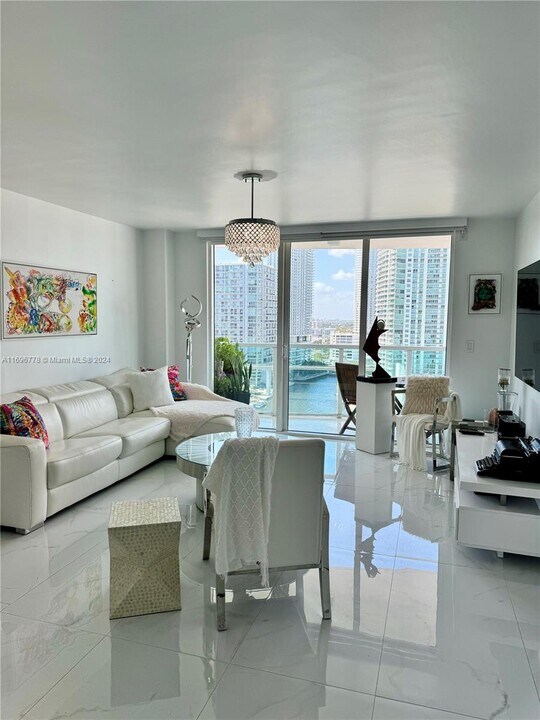 31 SE 5th St, Unit 2207 in Miami, FL - Building Photo