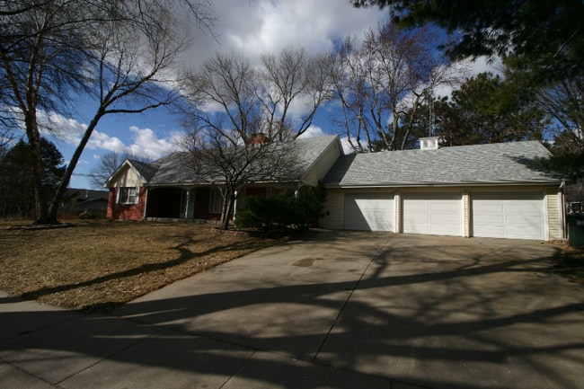 3120 Loveland Dr in Lincoln, NE - Foto de edificio - Building Photo