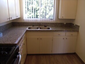 935 W Beach Ave, Unit 1/2 in Inglewood, CA - Building Photo - Building Photo
