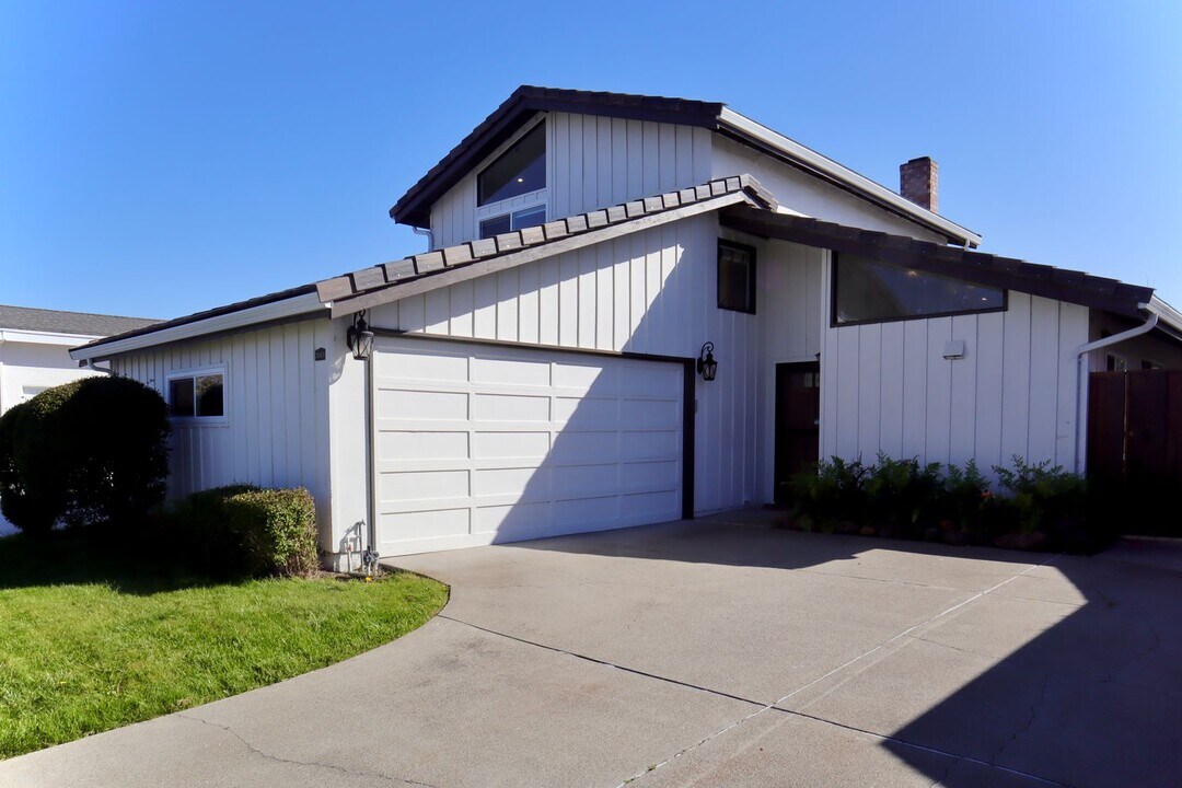 32471 Lake Ree St in Fremont, CA - Building Photo