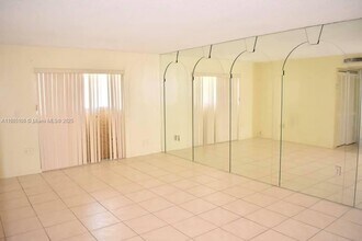 3527 NE 168th St in North Miami Beach, FL - Building Photo - Building Photo