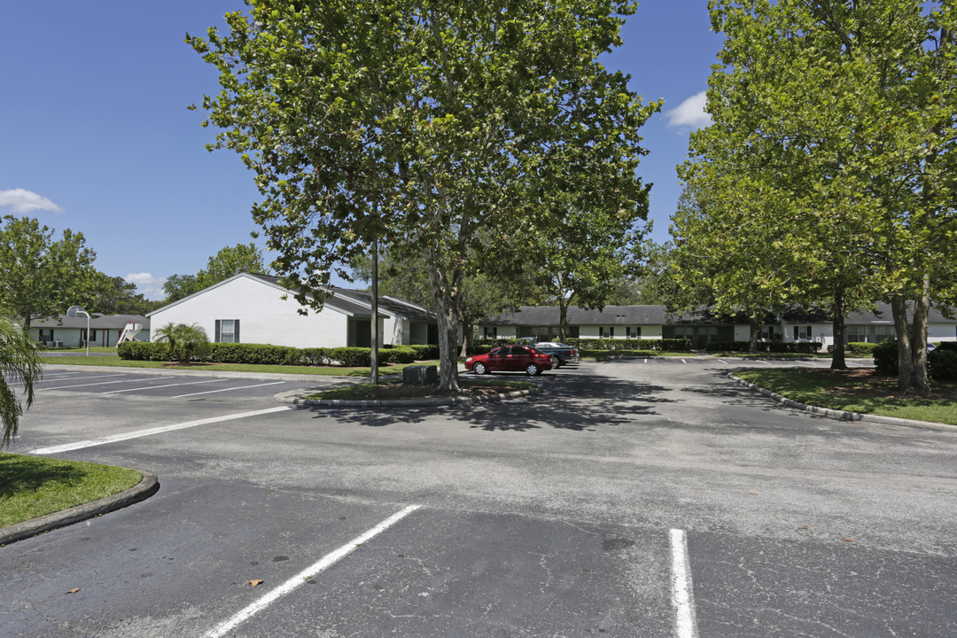 Crystalwood Apartments in Lakeland, FL - Building Photo