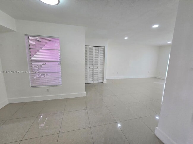7520 SW 82nd St in Miami, FL - Building Photo - Building Photo