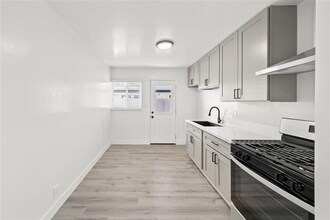 870 S Philadelphia St, Unit 870-B S Philadelphia St Anaheim, CA 92805 in Anaheim, CA - Building Photo - Building Photo