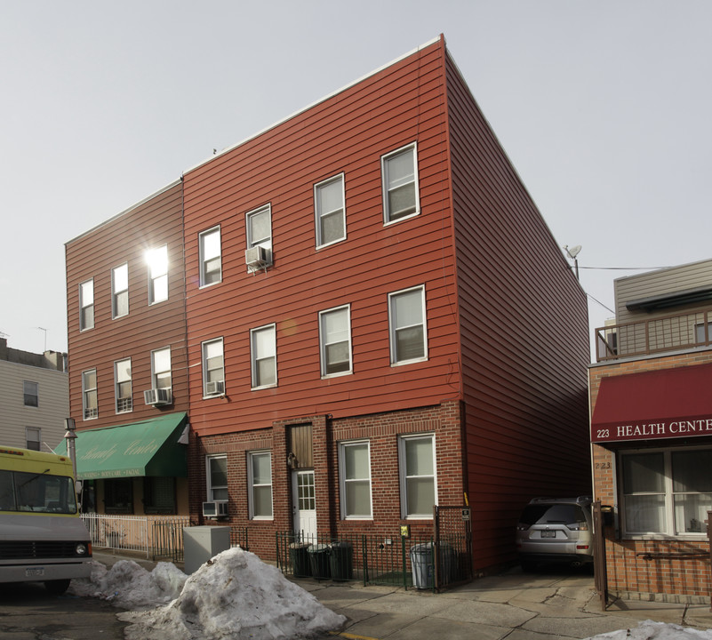 221 Calyer St in Brooklyn, NY - Building Photo