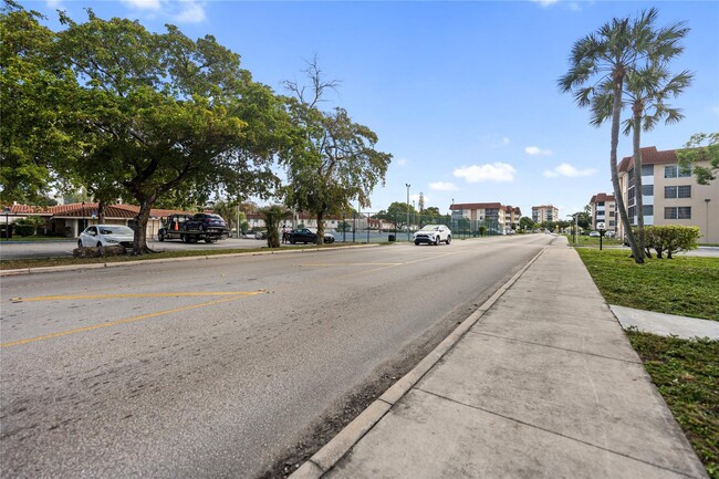 4154 Inverrary Dr, Unit 403 in Lauderhill, FL - Foto de edificio - Building Photo