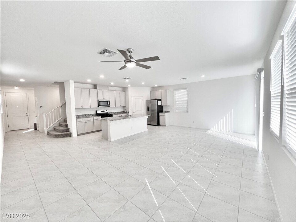 8986 Lucky Crest St in Enterprise, NV - Building Photo