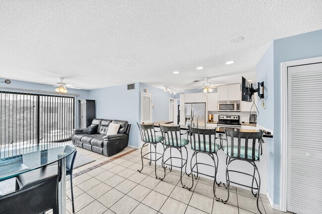 130 Cypress Club Dr in Pompano Beach, FL - Building Photo - Building Photo