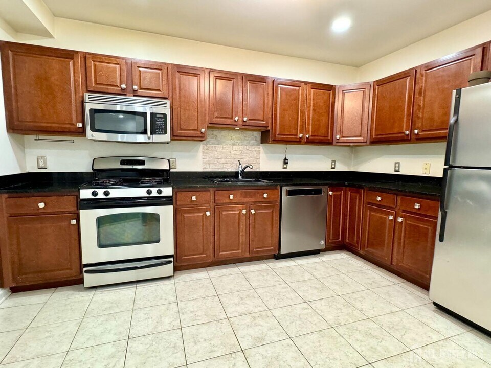 1195 Morning Glory Dr in Monroe Township, NJ - Building Photo