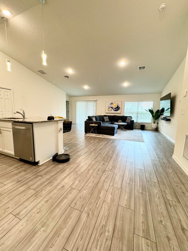 467 Binney St NE in Palm Bay, FL - Building Photo - Building Photo