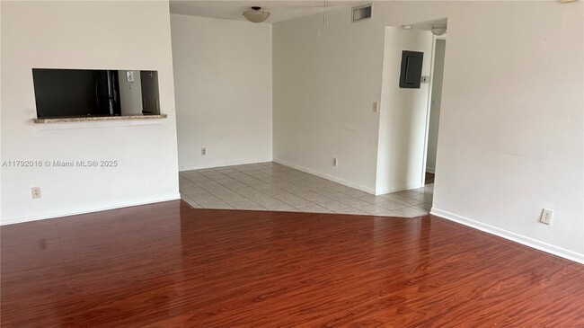 1032 Twin Lakes Dr in Coral Springs, FL - Building Photo - Building Photo