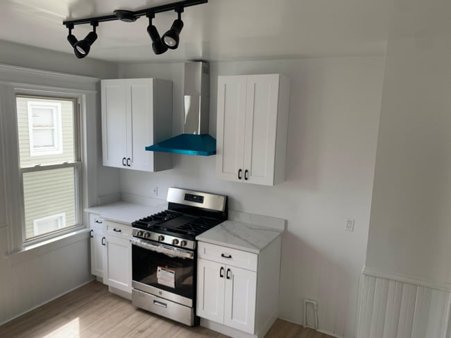 458 Hollister Ave, Unit 2nd floor in Bridgeport, CT - Building Photo - Building Photo