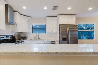 138 69th Ave N in St. Petersburg, FL - Foto de edificio - Building Photo