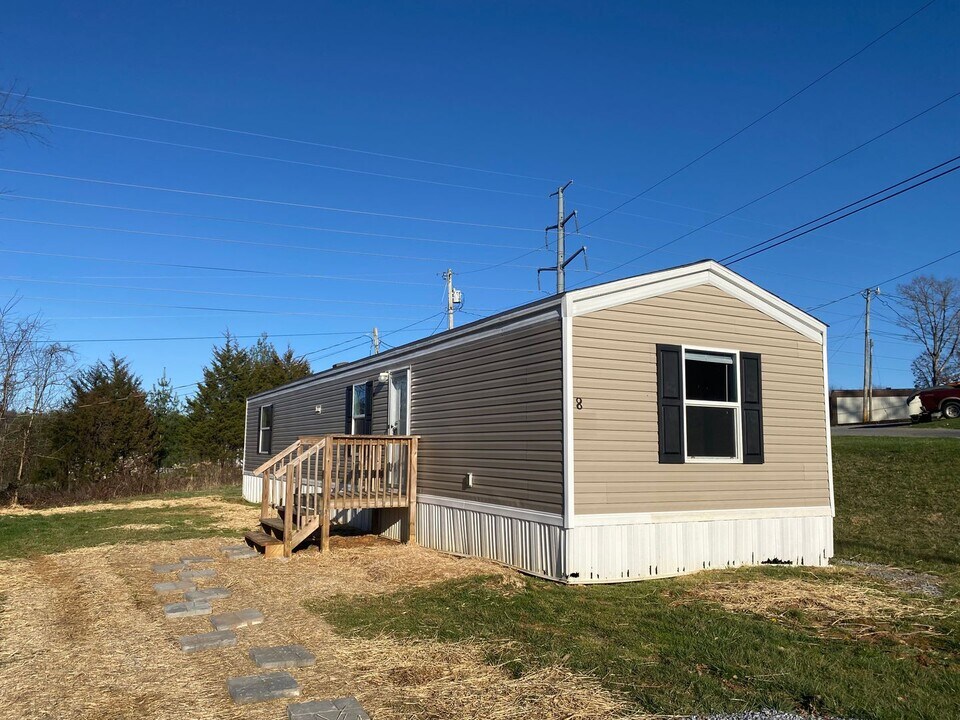 102 Claude Simmons Rd in Johnson City, TN - Building Photo