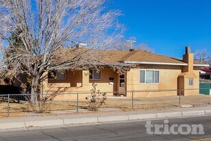 736 Kentucky St SE in Albuquerque, NM - Building Photo