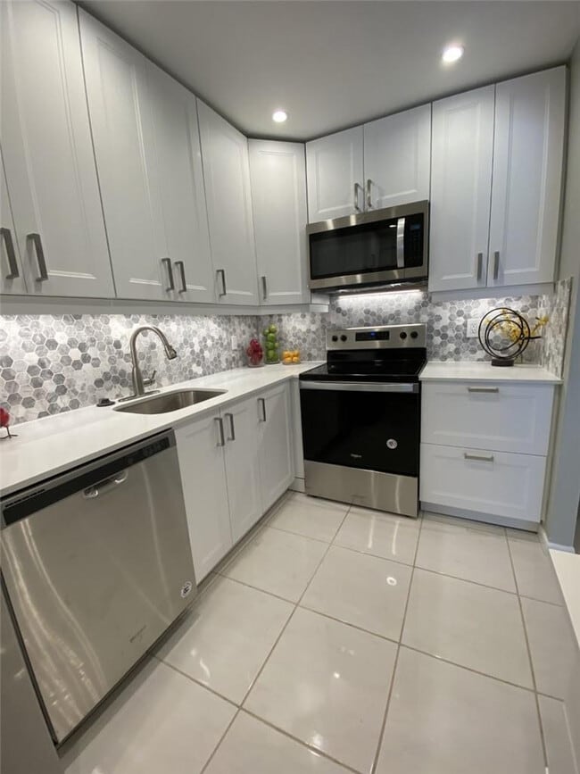 21 Jacaranda Dr in Plantation, FL - Building Photo - Building Photo