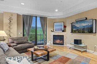 2211 E Camelback Rd in Phoenix, AZ - Building Photo