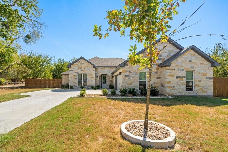 503 E 2nd St in Elgin, TX - Building Photo