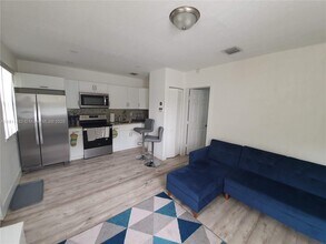 2392 NW 9th St in Miami, FL - Foto de edificio - Building Photo
