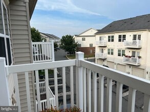 24706 Hutchinson Farm Dr in Sterling, VA - Building Photo - Building Photo