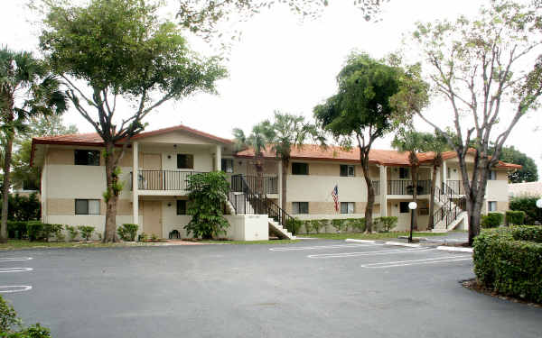 Spring Manor in Coral Springs, FL - Building Photo - Building Photo