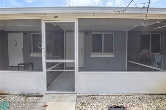 2432 Sherman St in Hollywood, FL - Foto de edificio - Building Photo