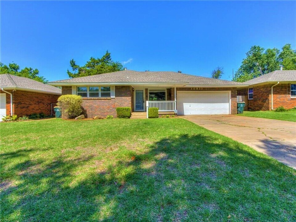 10833 N Utica Dr in The Village, OK - Building Photo