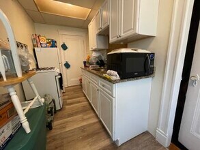 49 Fells Ave, Unit #8 in Medford, MA - Foto de edificio - Building Photo