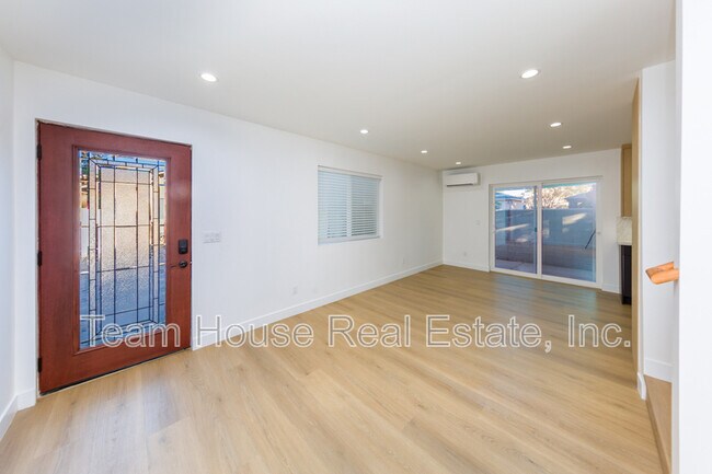 7510 Etiwanda Ave in Los Angeles, CA - Building Photo - Building Photo