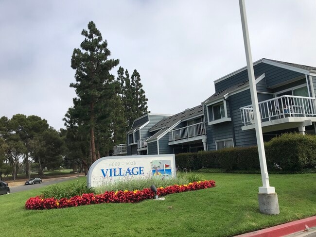 6000 Bixby Village Dr, Unit #13 in Long Beach, CA - Foto de edificio - Building Photo