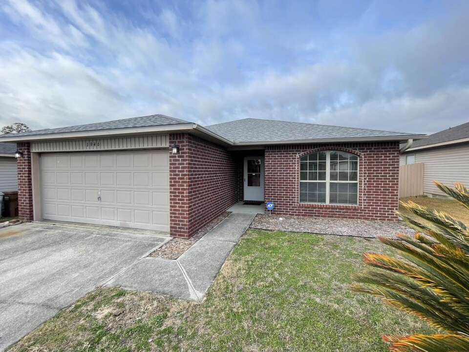 1946 Catline Cir in Navarre, FL - Building Photo