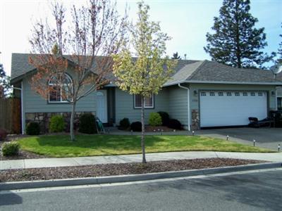 1526 SW Waterstone Dr in Grants Pass, OR - Foto de edificio