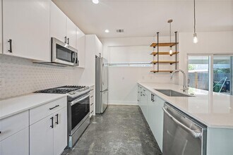 600 W Odell St in Austin, TX - Building Photo - Building Photo