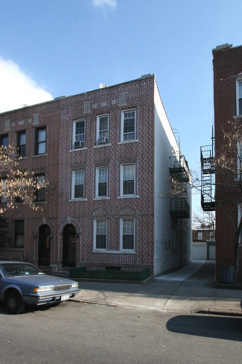 4021 67th St in Flushing, NY - Building Photo