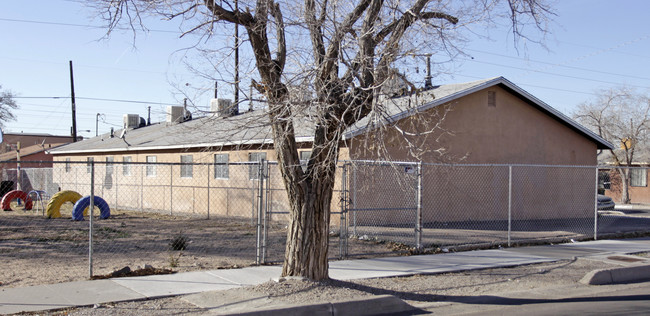 512 Trumbull Ave SE in Albuquerque, NM - Foto de edificio - Building Photo