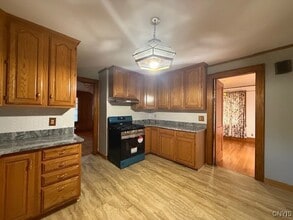 211 Hartford Pl in Utica, NY - Building Photo - Building Photo