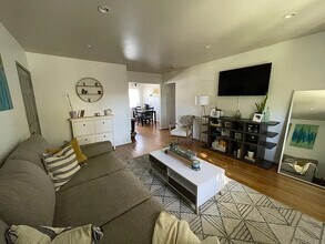 5866 Bowcroft St, Unit 3 in Los Angeles, CA - Foto de edificio - Building Photo