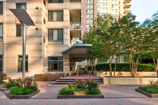 property at 851 N Glebe Rd