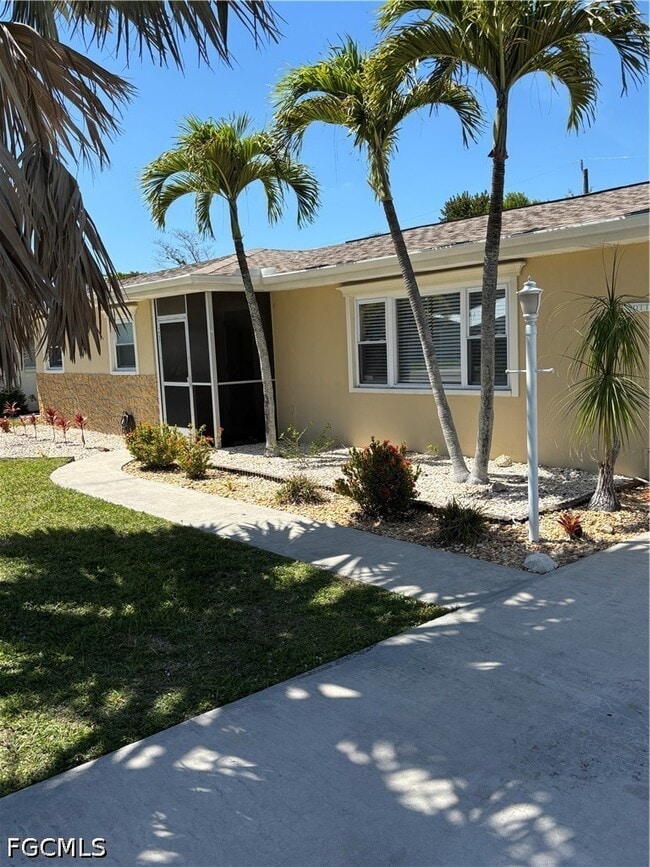 879 Lake McGregor Dr in Ft. Myers, FL - Building Photo - Building Photo